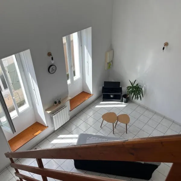 Joli appartement，位于Cozes的酒店