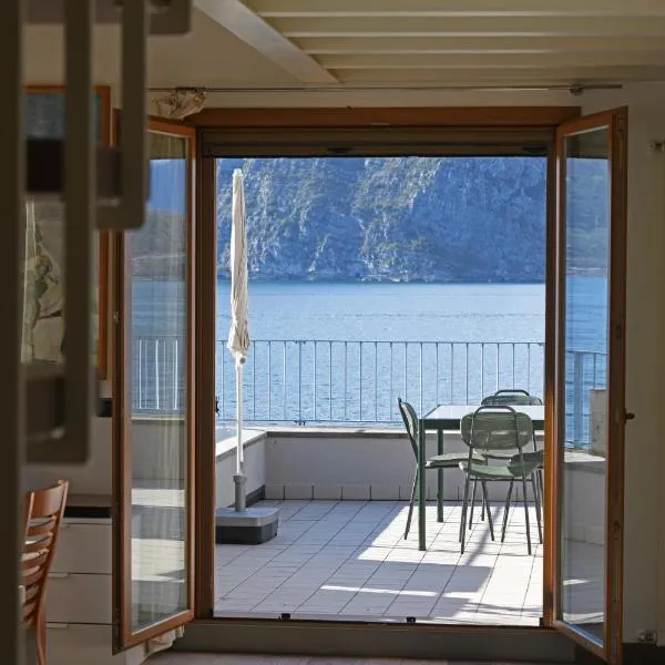 BellaIseo Luxury rooftop，位于Pilzone的酒店