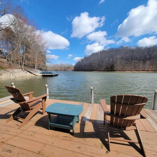 Lakeside Haven Dock/Slip Fire Pit Game Room Kayaks，位于Winchester的酒店