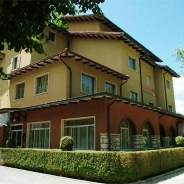 Hotel Garni del Lago，位于Villalago的酒店