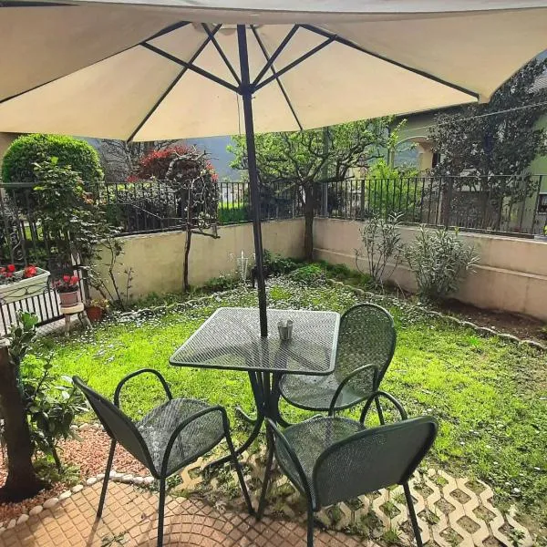 La Civetta appartamento con giardino e parcheggio，位于Nave的酒店