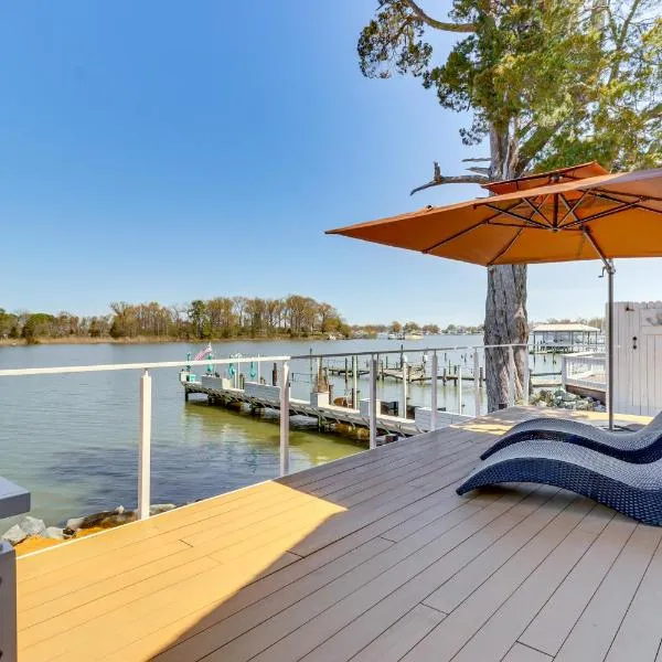 Waterfront Colonial Beach Studio with Boat Dock!，位于科洛尼尔比奇的酒店