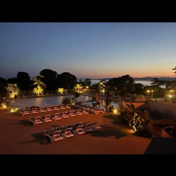 MOBIL HOME saint Raphael camping l’île d’or，位于圣拉斐尔的酒店