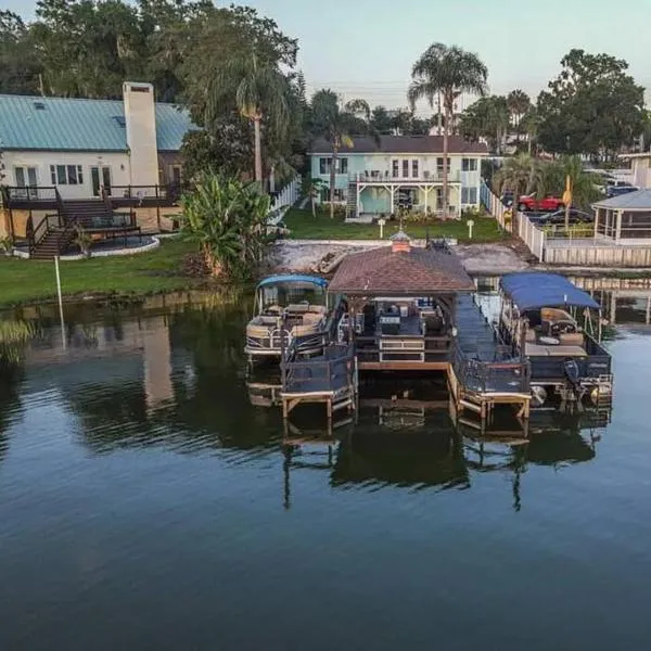 Lakefront Duplex with Pontoon Boat 2 Bedroom Home，位于芒特多拉的酒店