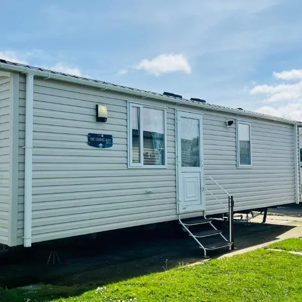 Luxurious caravan in Lyons Holiday Park Rhyl，位于Talacre的酒店