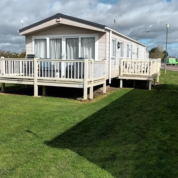 3 Bedroom caravan St osyth beach holiday park with free WiFi and parking，位于Great Clacton的酒店