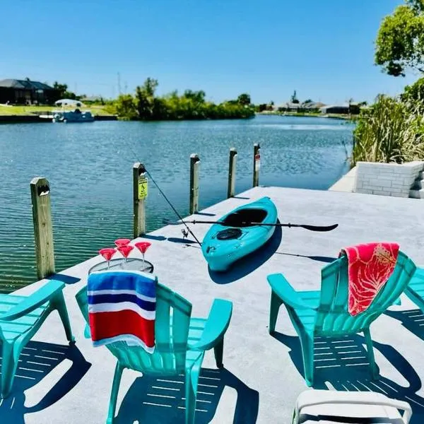 New 4 bed house on a canal facing south & door ramp, near golf course and softball，位于珊瑚角的酒店