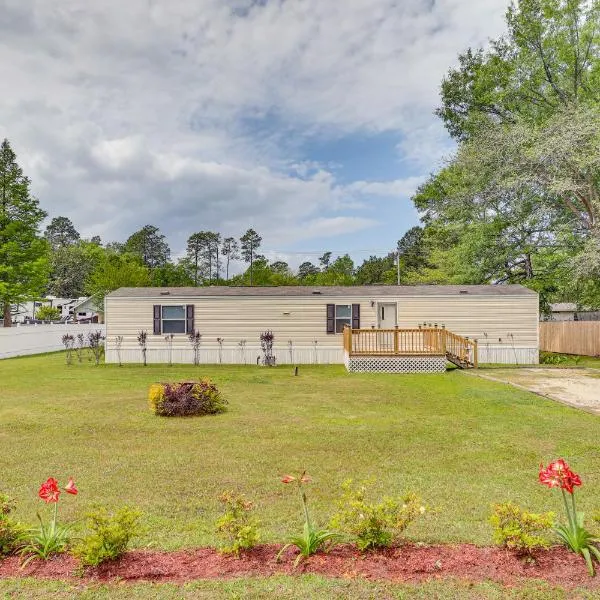 Bonneau Vacation Rental w/ Private Yard!，位于Bonneau的酒店