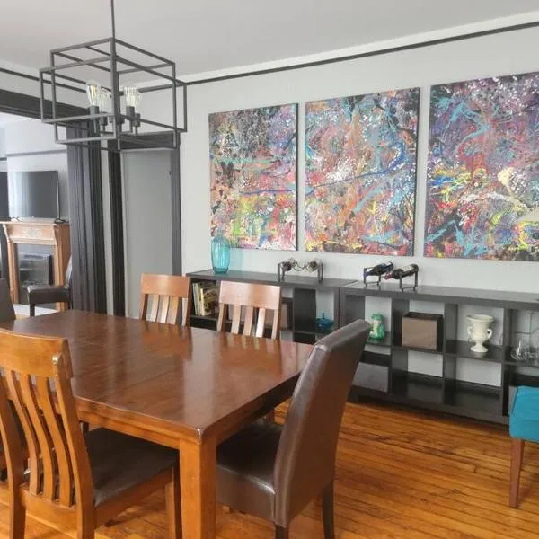 1895 meets 2023 Townhouse.，位于汉密尔顿的酒店
