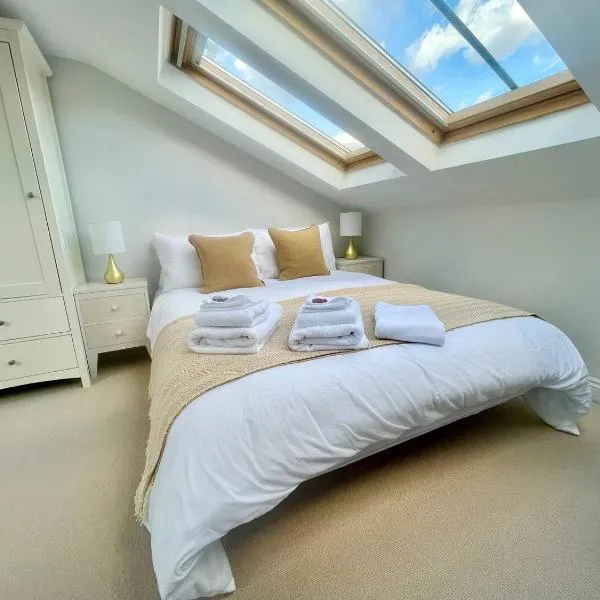 Bright Quiet Loft Room Ensuite Serene Clapham Area，位于埃普瑟姆的酒店