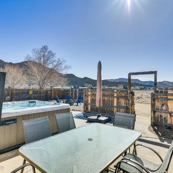 Pet-Friendly Buena Vista Home w/ Yard & Hot Tub!，位于布埃纳维斯塔的酒店