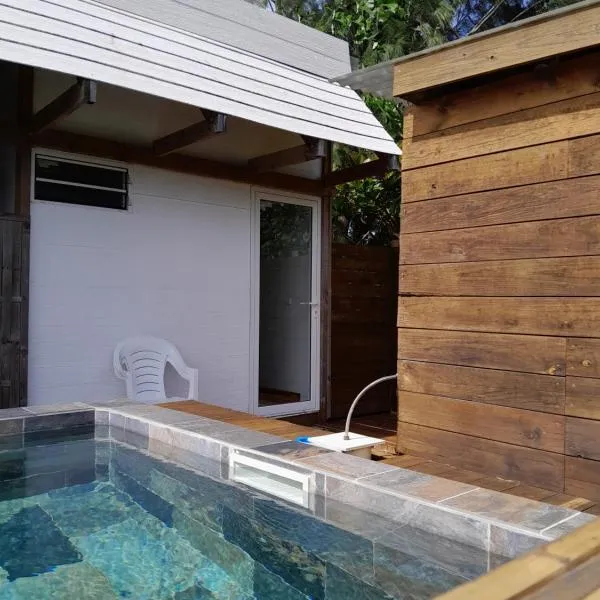 Mara'ai le spot Tubuai, Chambre Triple Deluxe Mahu SDB Privée avec piscine，位于Huahine的酒店
