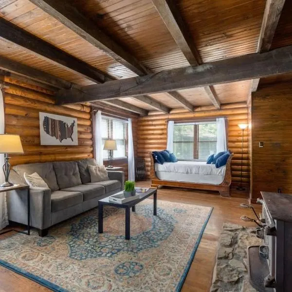 Campbell Log Cabin! Historic Charm, Modern Luxury，位于克拉克斯维尔的酒店