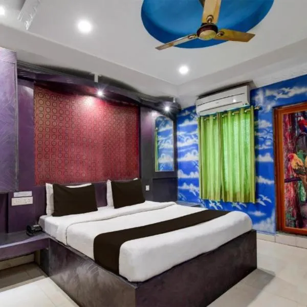 Goroomgo Hotel Blue Royal Swimming Pool Hotel Near DN Regalia Mall，位于Jatani的酒店