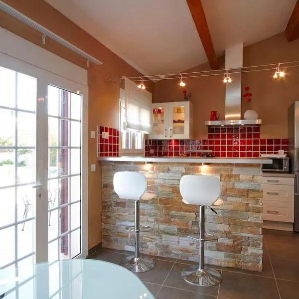 Studio dans villa avec piscine，位于卡西斯的酒店