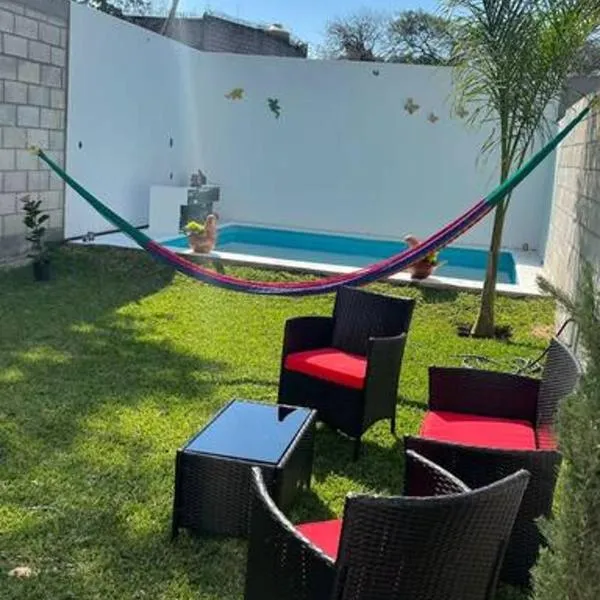 Bonita casa nueva con alberca climatizada y aire acondicionado en Oaxtepec Morelos，位于瓦兹特佩克的酒店