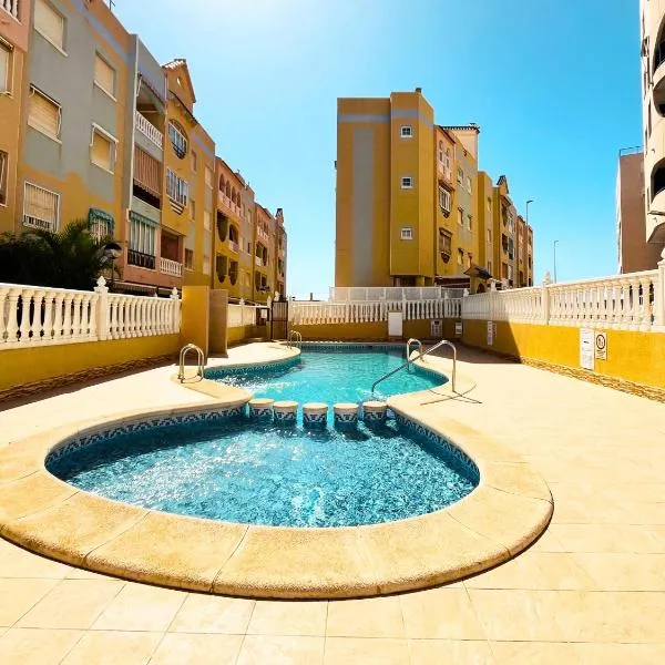 Yellow Apartment-La Mata -2 min to beach, private garage，位于拉马他的酒店