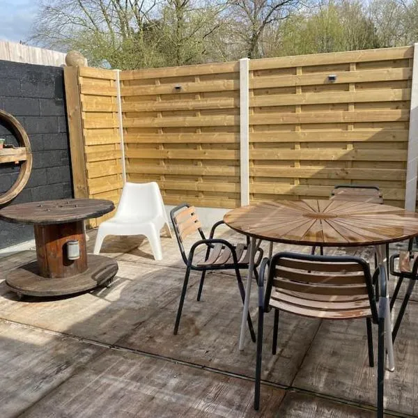 La Grange Eiffel appartement cosy avec parking ferme et terrasse Wood，位于Coutiches的酒店