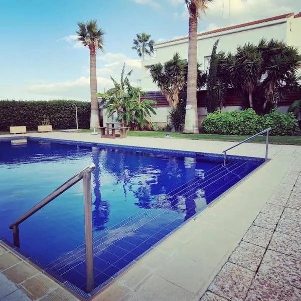 Blue pearl, seaside aprtm with pool at Latchi Marina，位于波利斯的酒店