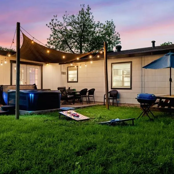 Cozy 3 bedroom with HOT TUB 2 min away from lackland，位于圣安东尼奥的酒店