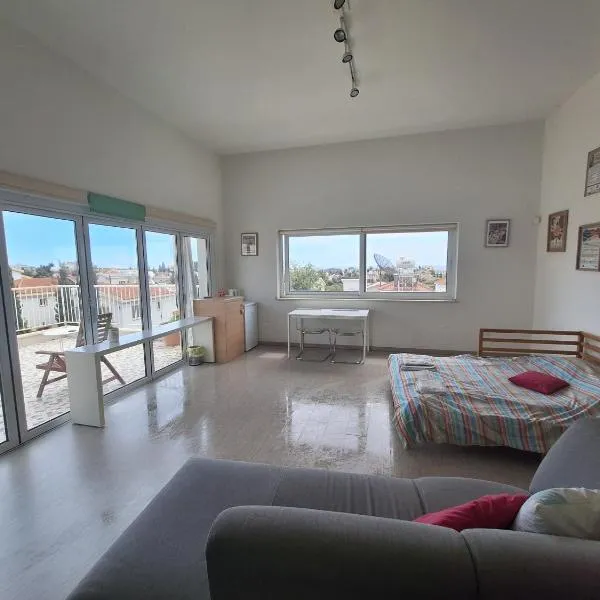 Limassol sea view studio，位于利马索尔的酒店