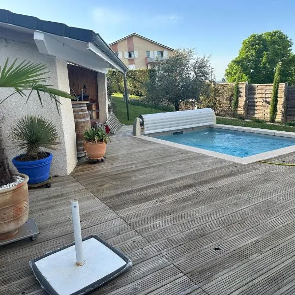 Villa de charme, piscine privée chauffée, PROMO AUTOMNE 2025，位于Domarin的酒店