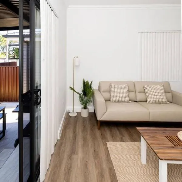 Modern Home in the Heart of Bankstown，位于Chipping Norton的酒店