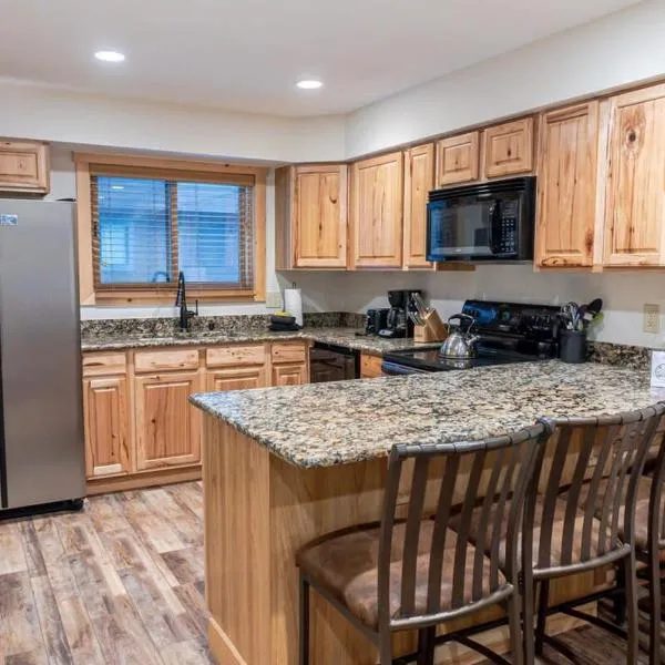 Walk to Skiing Hiking and Main Street，位于布雷肯里奇的酒店