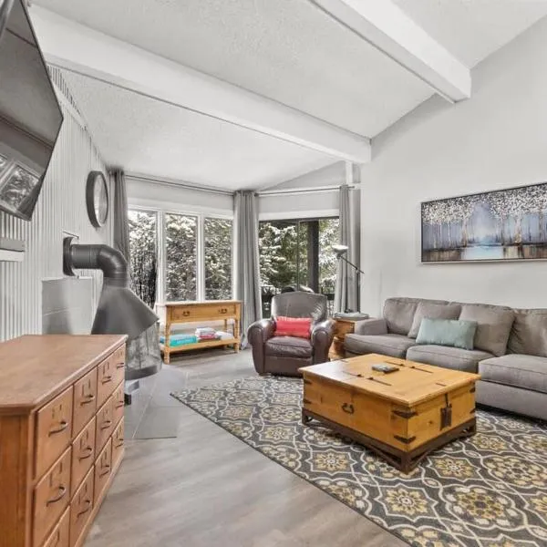 Gorgeous 2BR Home In Town Minutes from Skiing，位于布雷肯里奇的酒店