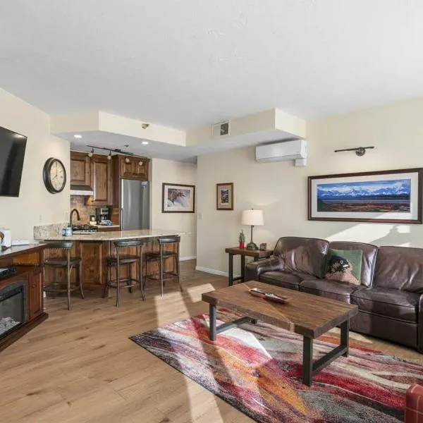 Cozy 1BDR Condo Heart of Town Walk Everywhere，位于帕克城的酒店