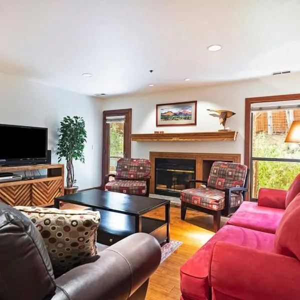 Stunning Location 2BDR Condo Retreat，位于帕克城的酒店
