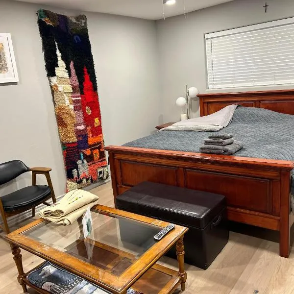 A Luxury Master Bedroom in a Condo，位于洛杉矶的酒店