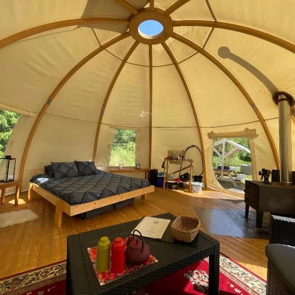 Romantic night in a dome tent lake view，位于Bjuråker的酒店