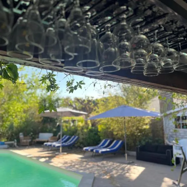 Chambre SEVILLE - Mas Saint-Louis - Piscine chauffée，位于艾格-莫尔特的酒店
