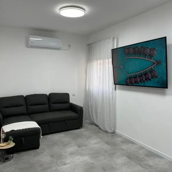 Квартира с новым ремонтом，位于纳哈里亚的酒店