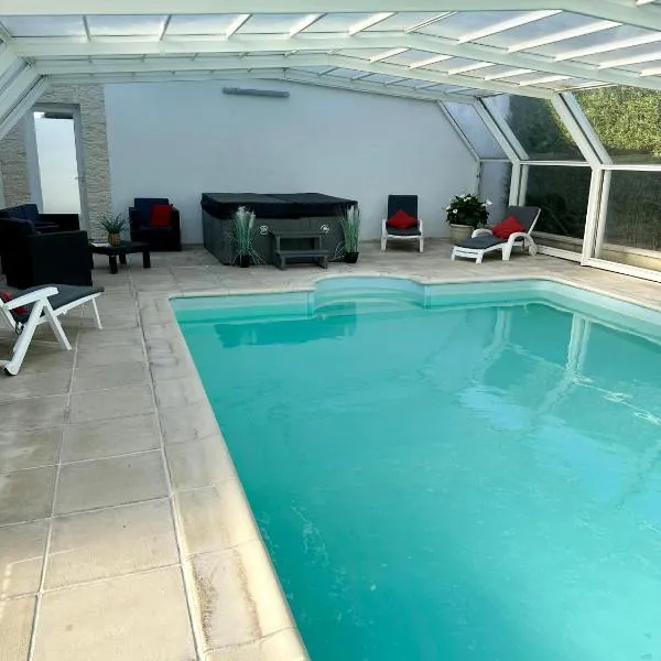 Gîte avec piscine privée couverte chauffée et jaccuzi，位于Éperlecques的酒店