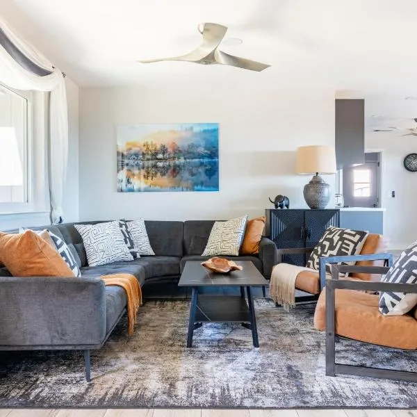 Rolling Oaks Ranch - 200 Acres of Lakeside Beauty & Countryside Serenity，位于马里波萨的酒店