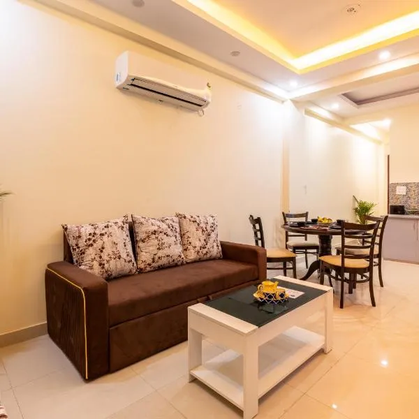 Homlee-Vasundhara 3BHK Flat- kitchen-Parking-Lift，位于加济阿巴德的酒店