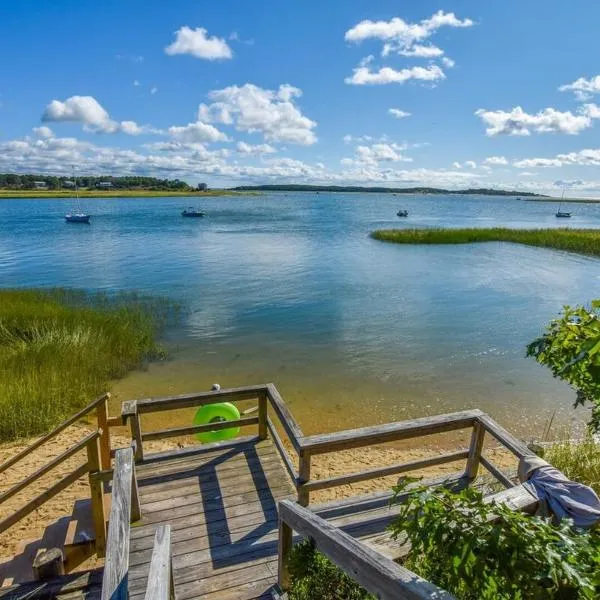 Waterfront Views of Creek- Beach Access!，位于韦尔弗利特的酒店