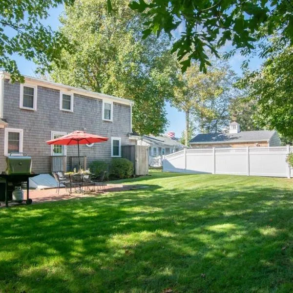 Quintessential Cape directly on the Cape Cod Rail Dog Friendly，位于查塔姆的酒店