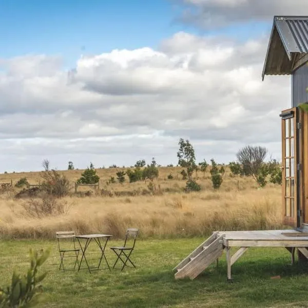 Altitude - A Tiny House Experience in a Goat Farm，位于Lancefield的酒店