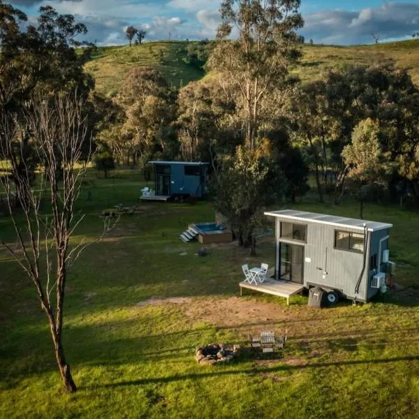 Tiny House Farmstay at Dreams Alpaca Farm - A Windeyer Outback Experience，位于Windeyer的酒店