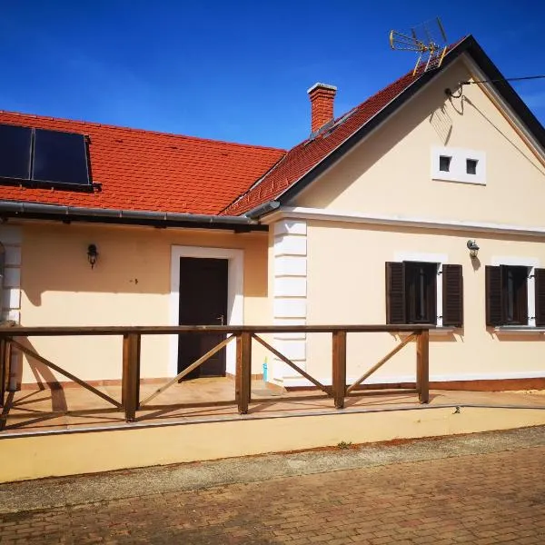 Gyümölcsliget Vendégház，位于Csehimindszent的酒店