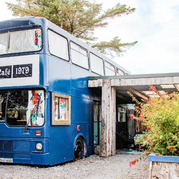 Double decker bus at Valentia Island Escape，位于Lateeve的酒店