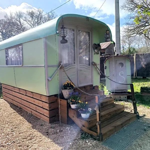 Roulotte insolite La Marivole，位于Azay-le-Ferron的酒店