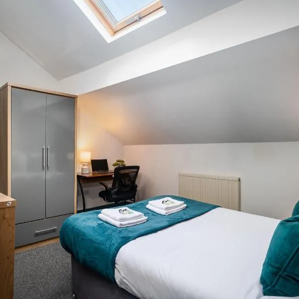 Private En-suite Room - Shared Living space & Kitchen - Wakefield - Central，位于韦克菲尔德的酒店