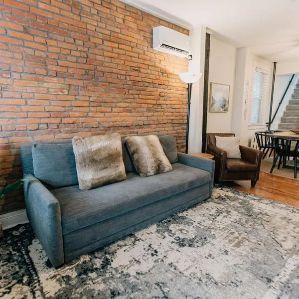 Comfy renovated townhome - heart of Downtown Lancaster，位于兰开斯特的酒店