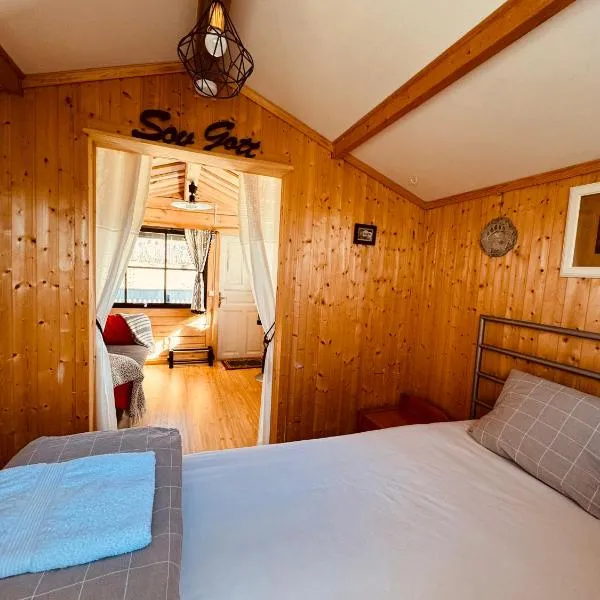 The Hideout Log Cabin- 2km to Klarälvsbanan and swimming area，位于Munkfors的酒店