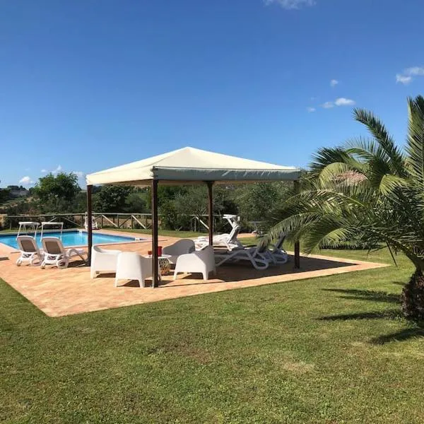 Casa San Pietro, restored farmhouse with pool，位于Ostra Vetere的酒店