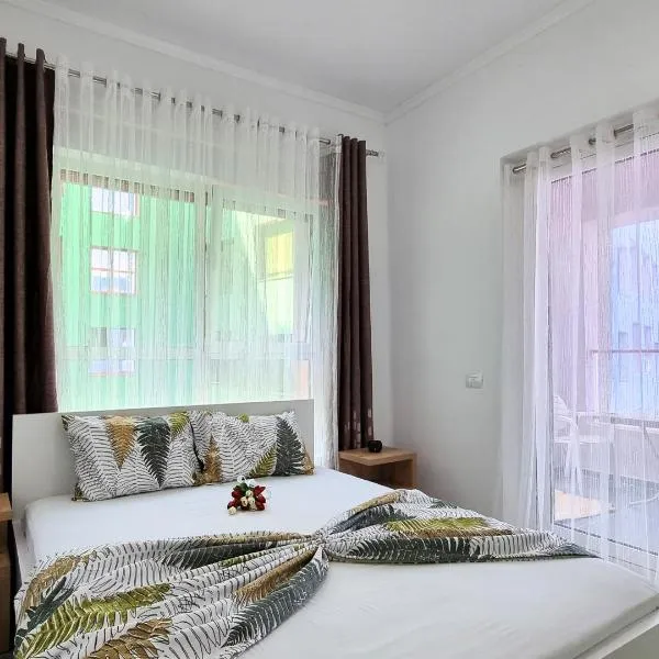 Cozy 2br condo Free Parking-WiFi-AC-Dryer，位于地拉那的酒店